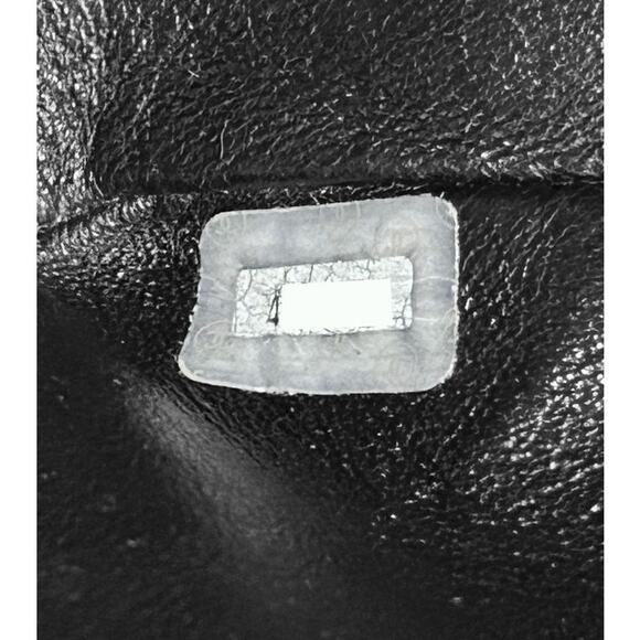 CHANEL Black Patent Matelassé Shoulder Bag C-A16281 - Picture 9 of 11